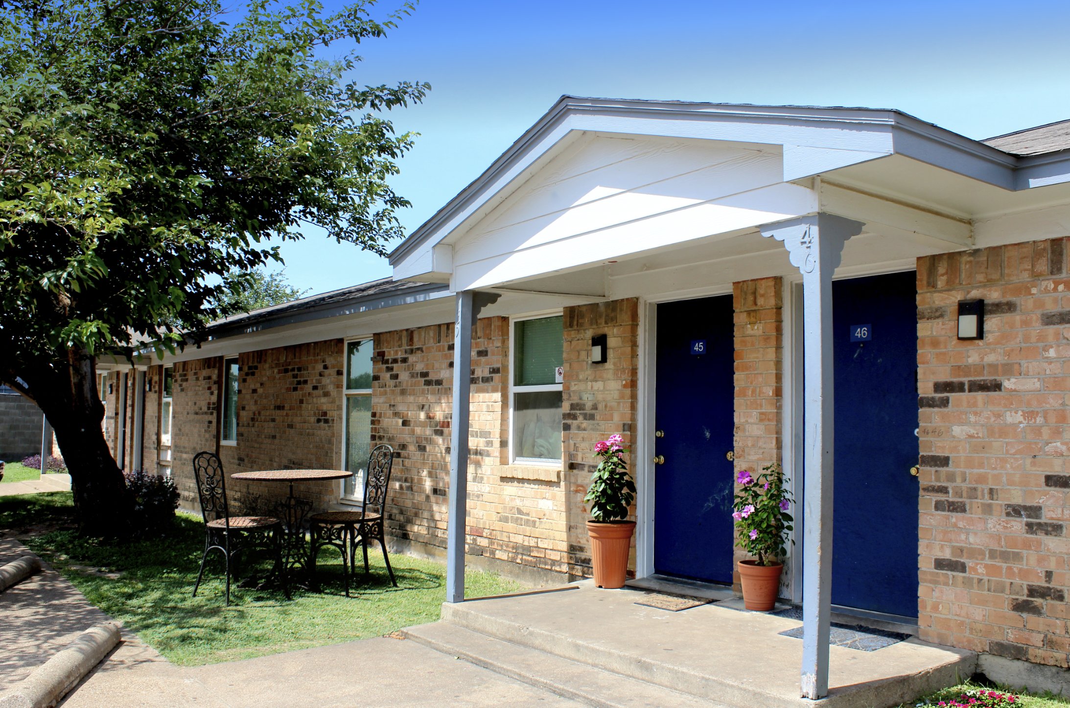 Metker Place Apartments warm sunny exterior